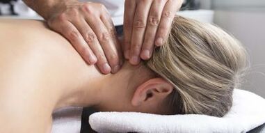 Massage, ontspannende nek en schouders, verlicht de symptomen van osteochondrose van de cervicale wervelkolom