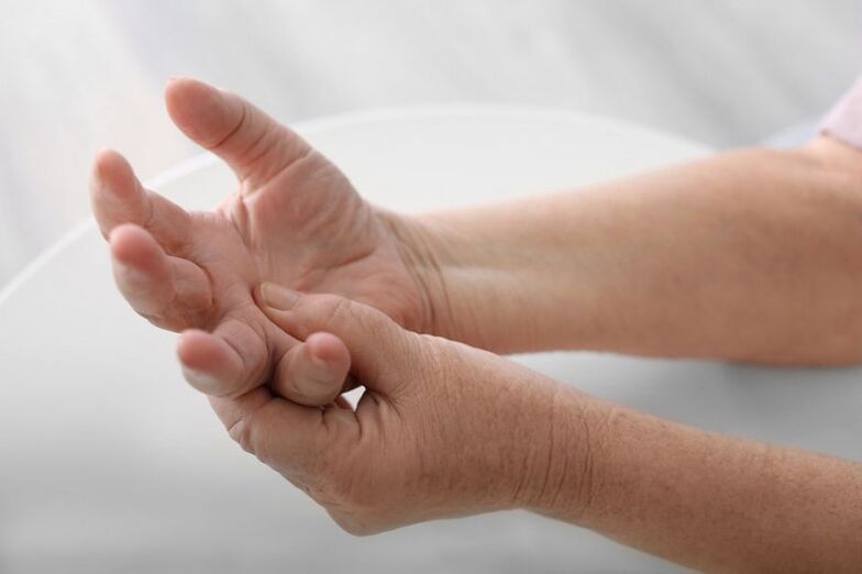 Pijn in de handen en vingers is een veel voorkomend symptoom van cervicale osteochondrose