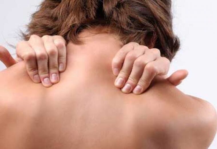 Een symptoom van thoracale osteochondrose is pijn tussen de schouderbladen. 
