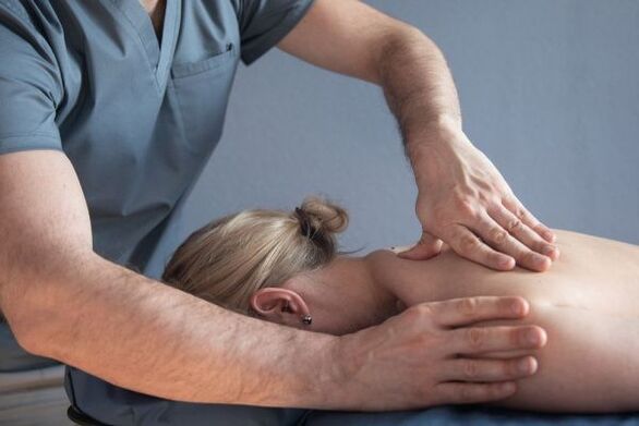 massage van de rug en het subscapulaire gebied