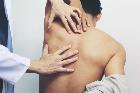 oorzaken van pijn onder het linkerschouderblad
