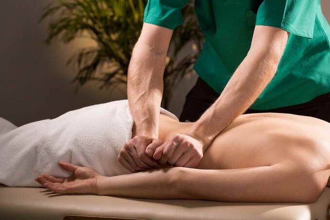 Massage van de patiënt met osteochondrose