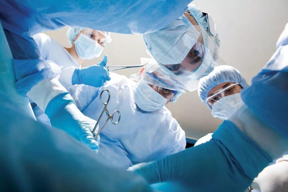 Bij gecompliceerde thoracale osteochondrose wordt een operatie uitgevoerd