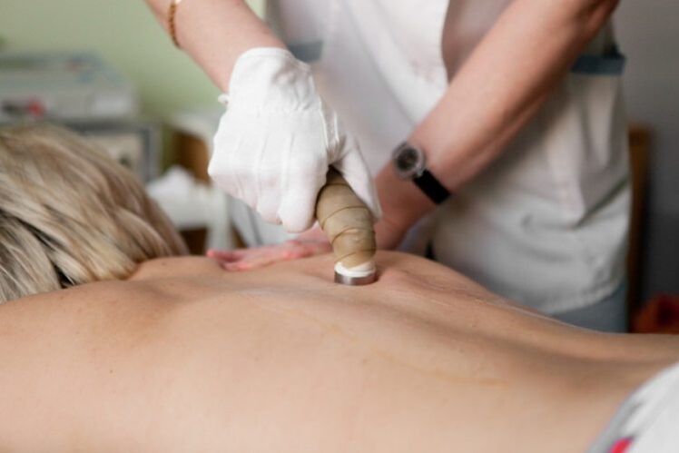 Fysiotherapeutische procedure voor de behandeling van thoracale osteochondrose, voorgeschreven door de behandelend arts