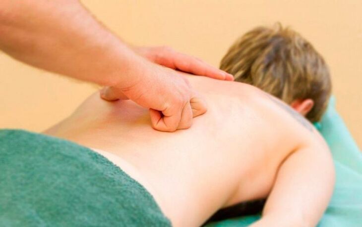 Het uitvoeren van thoracale rugmassage voor osteochondrose